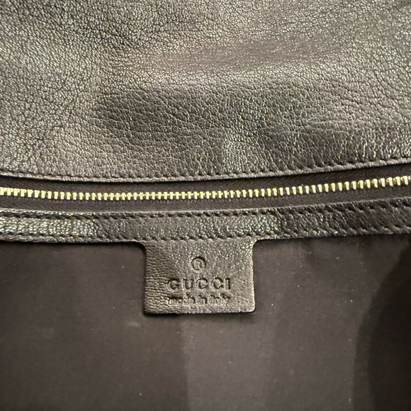 Gucci Black Leather Shoulder Bag with Gold Emblem - Picture 5 of 8